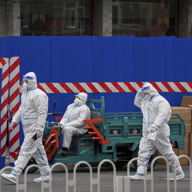 Des agents de sécurité devant un bloc confiné à Pékin. [Keystone/AP Photo - Andy Wong]