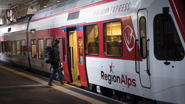 Les transports publics pour éviter les bouchons durant les week-ends à la neige. [Keystone - Jean-Christophe Bott]