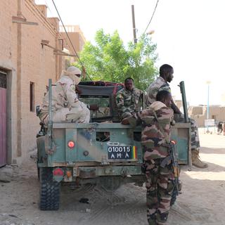 Attaque kamikaze au coeur du pouvoir malien, incursions de plus en plus au sud: les djihadistes de la nébuleuse sahélienne d'Al-Qaïda ont accentué ces derniers jours la pression sur la junte malienne, avec une coordination des opérations inédite. [KEYSTONE - MOULAYE SAYAH]