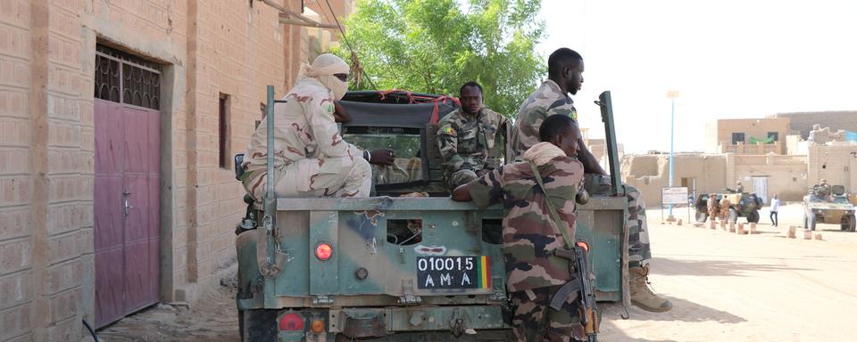 Attaque kamikaze au coeur du pouvoir malien, incursions de plus en plus au sud: les djihadistes de la nébuleuse sahélienne d'Al-Qaïda ont accentué ces derniers jours la pression sur la junte malienne, avec une coordination des opérations inédite. [KEYSTONE - MOULAYE SAYAH]