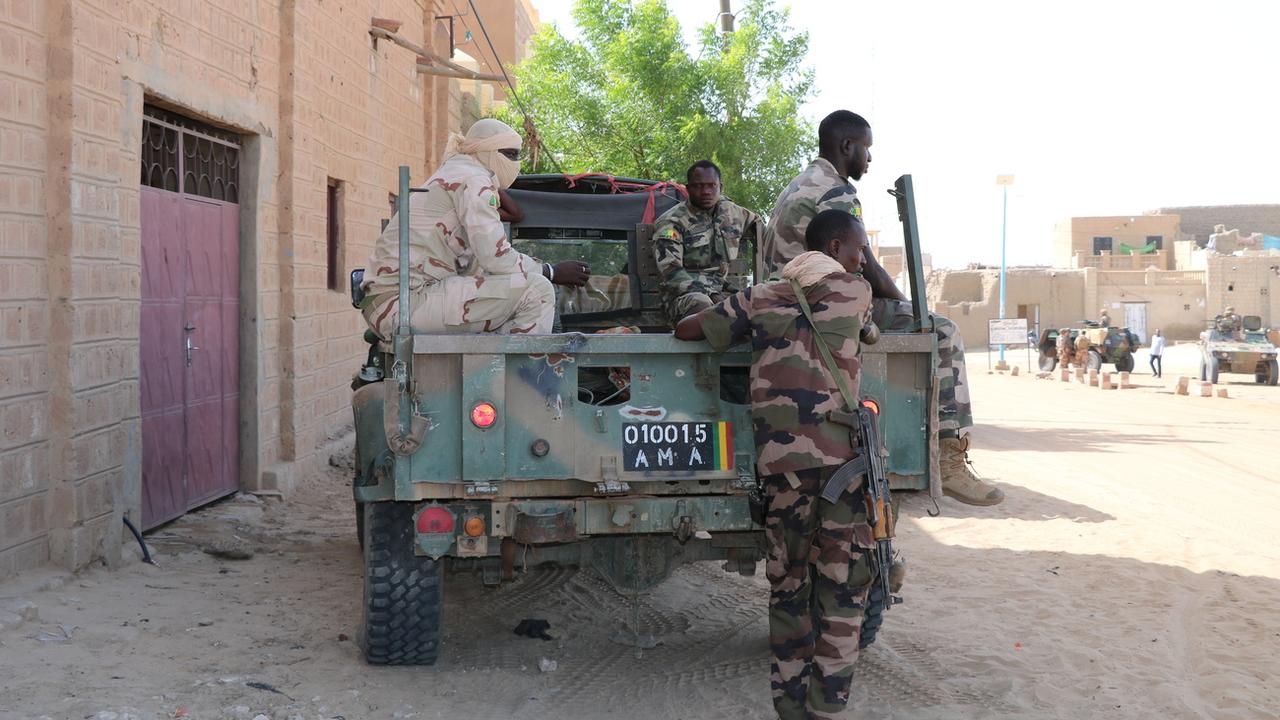 Attaque kamikaze au coeur du pouvoir malien, incursions de plus en plus au sud: les djihadistes de la nébuleuse sahélienne d'Al-Qaïda ont accentué ces derniers jours la pression sur la junte malienne, avec une coordination des opérations inédite. [KEYSTONE - MOULAYE SAYAH]