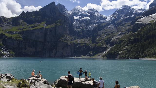 Des pierres dévalent régulièrement du Spitze Stei, qui surplombe le lac d'Oeschinen (BE). [Keystone - Anthony Anex]