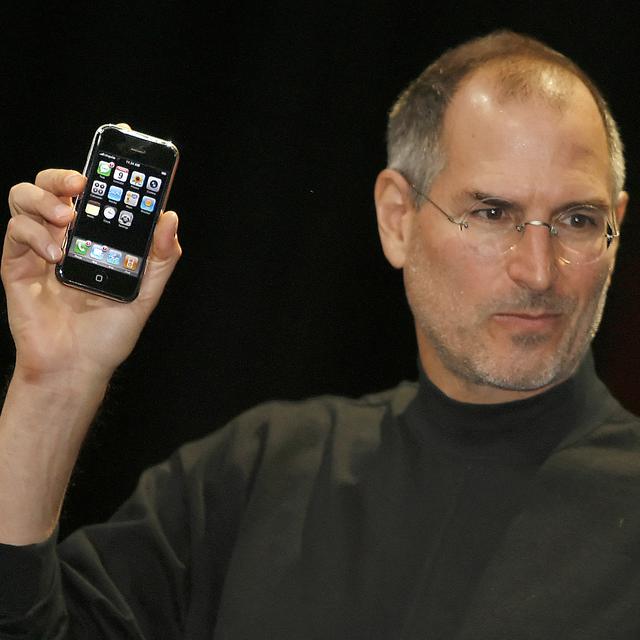 Steve Jobs présente l'IPhone le 9 janvier 2007 lors de la conférence Macworld à San Francisco. [AFP - ©Tony Avelar]