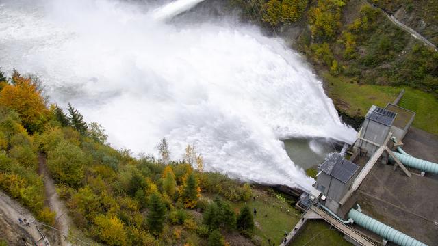 Une crue artificielle dans la Sarine pour récolter des données scientifiques. [Keystone - Laurent Gilliéron]