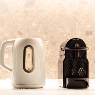 De petits appareils ménagers: une cafetière, une bouilloire et une machine à café. [Depositphotos - Gioiak2]