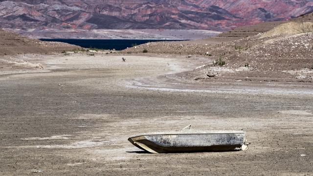 Le niveau du lac artificiel Mead, plus grand réservoir d'eau des Etats-Unis, a considérablement diminué sous l'effet d'une sécheresse chronique, comme le montre une image du 6 mai 2022. [Keystone - EPA/ETIENNE LAURENT]