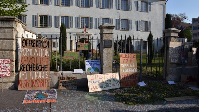 Des manifestants pour le climat accueillent les parlementaires jurassiens à Delémont. [RTS - Gaël Klein]