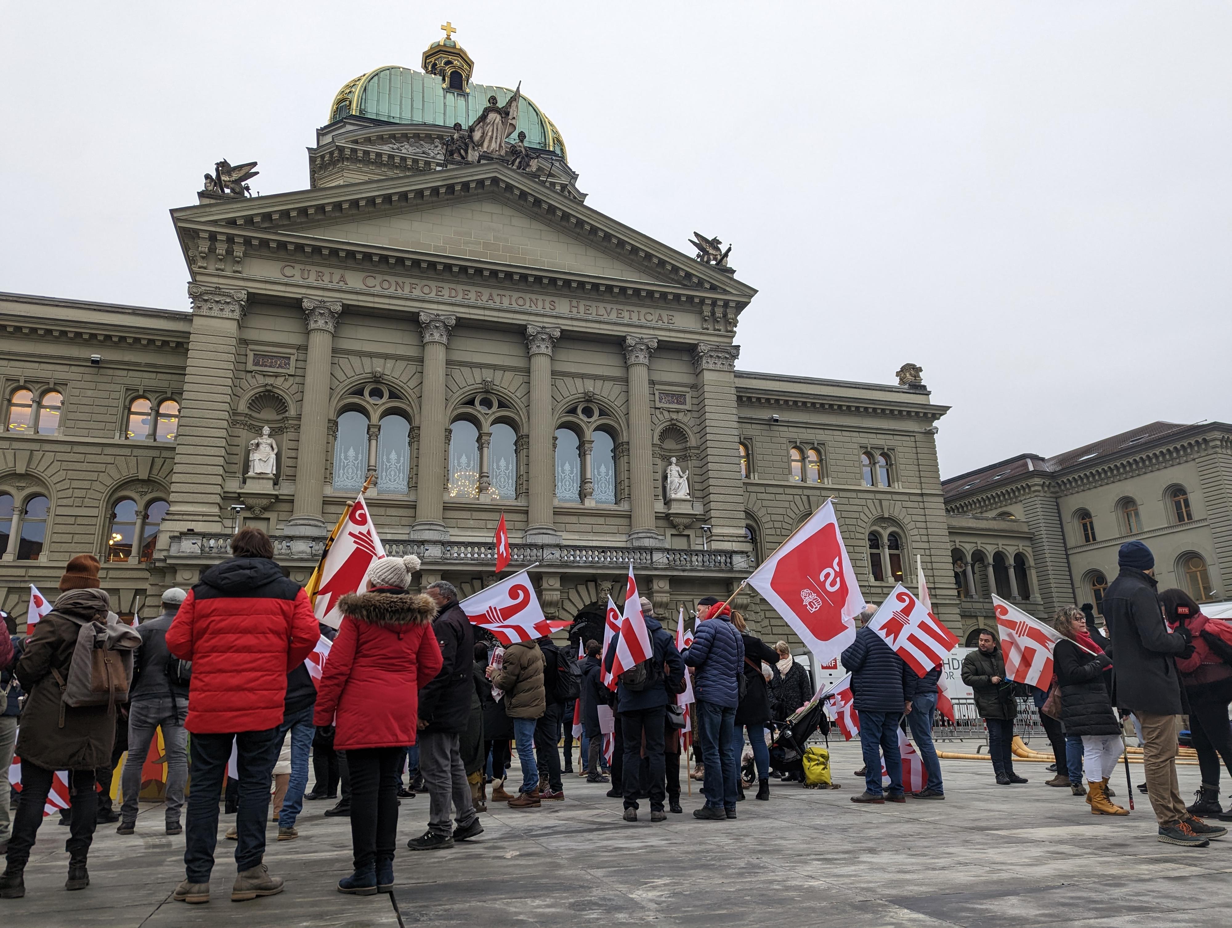 Les supporters d'Elisabeth Baume-Schneider prennent place devant le Palais fédéral. [RTS - Didier Kottelat]