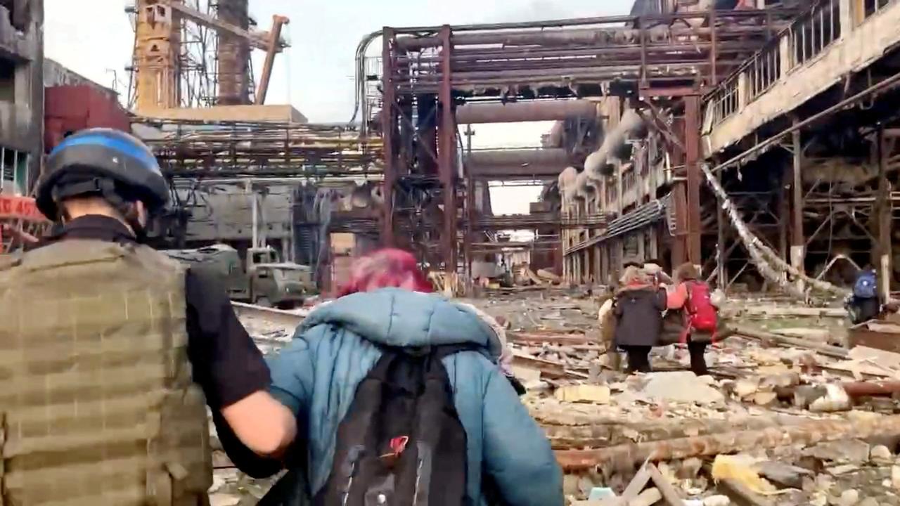 Des civils évacuent l'usine d'Azovstal. [Reuters - David Arakhamia/Azov Regiment/Handout]