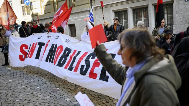 Des syndicalistes protestent contre les "discriminations salariales" dans le domaine de la santé devant le Grand Conseil vaudois le 5 avril 2022. [Keystone - Laurent Gillieron]