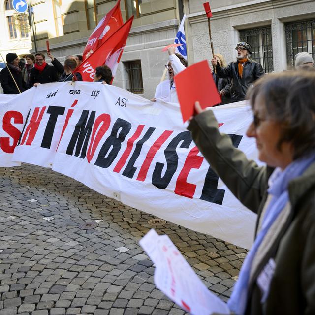 Des syndicalistes protestent contre les "discriminations salariales" dans le domaine de la santé devant le Grand Conseil vaudois le 5 avril 2022. [Keystone - Laurent Gillieron]