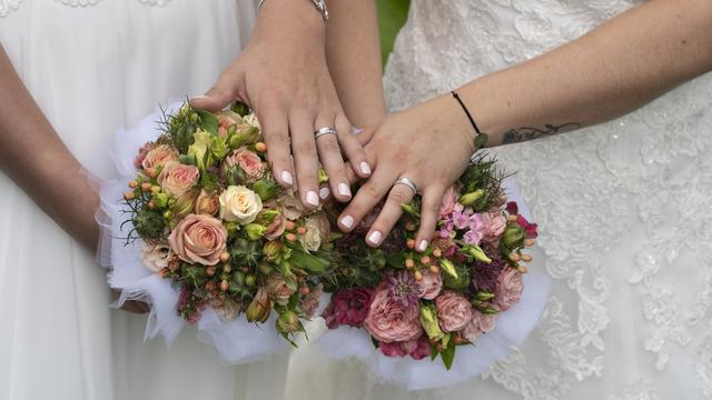 Pas de ruée sur les états civils pour les mariages homosexuels. [Keystone - Gaetan Bally]