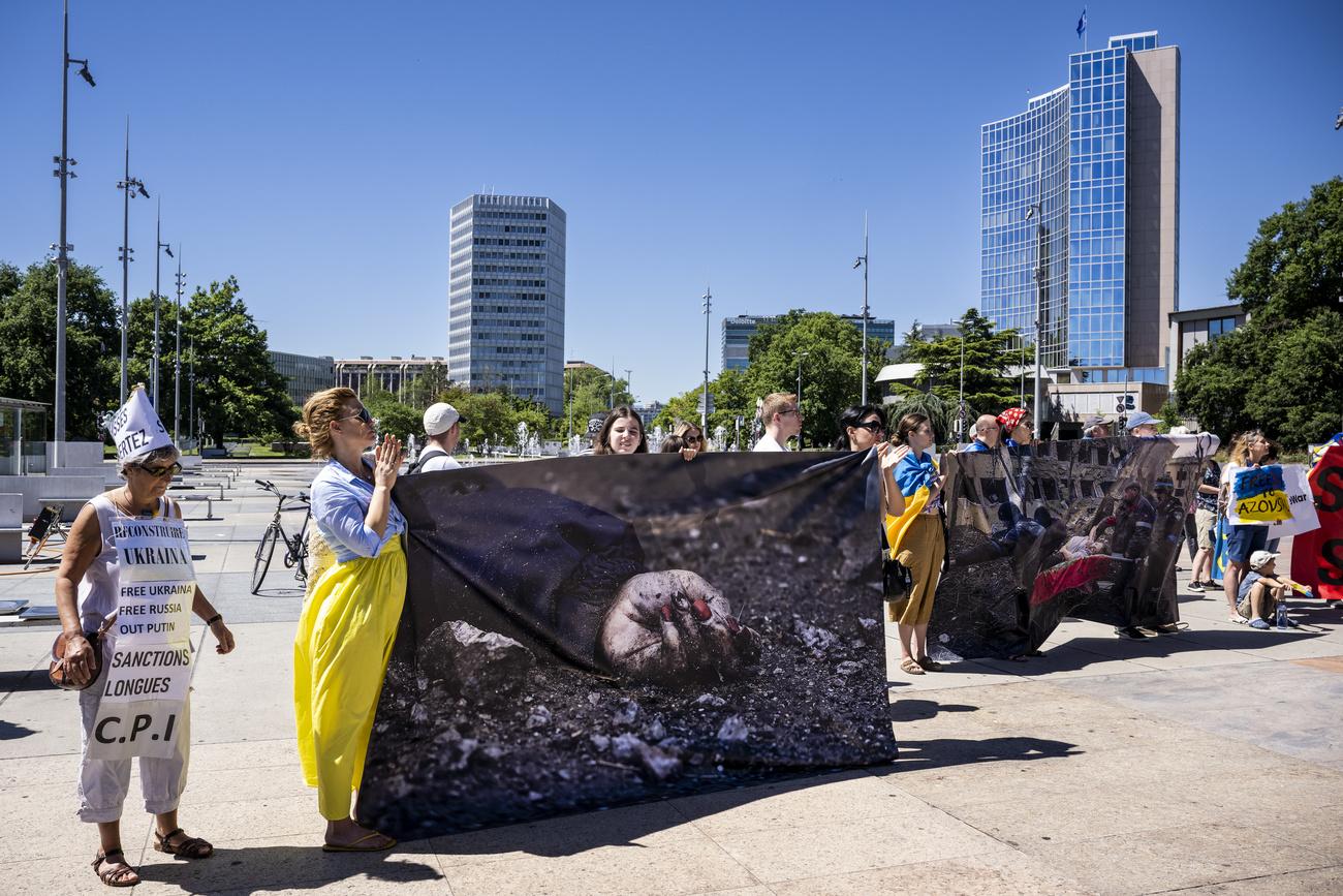 Des manifestants contre la guerre en Ukraine, le 2 juillet à la place des Nations à Genève. [Keystone - Martial Trezzini]
