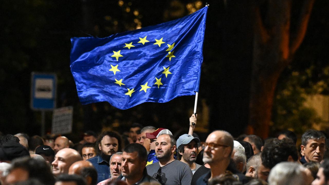 Des dizaines de milliers de pro-européens manifestent à Tbilissi en Géorgie. [AFP - VANO SHLAMOV]