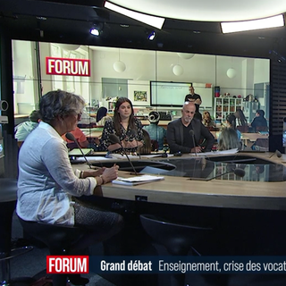 Débat entre Christophe Darbellay, conseiller d'Etat valaisan et président de la Conférence intercantonale de l'Instruction publique de la Suisse romande et du Tessin, Samuel Rohrbach, enseignant et président du Syndicat des enseignants de Suisse romande, et Farinaz Fassa Recrosio, directrice de l'Observatoire de l'éducation et de la formation de l'Université de Lausanne. [RTS]