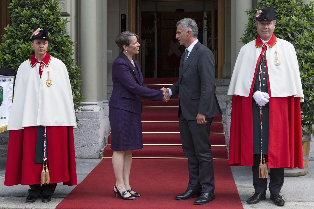 Suzi LeVine, alors ambassadrice des Etats-Unis, rencontre le président de la Confédération Didier Burkhalter au Palais fédéral, le 1er juillet 2014. [KEYSTONE - LUKAS LEHMANN]