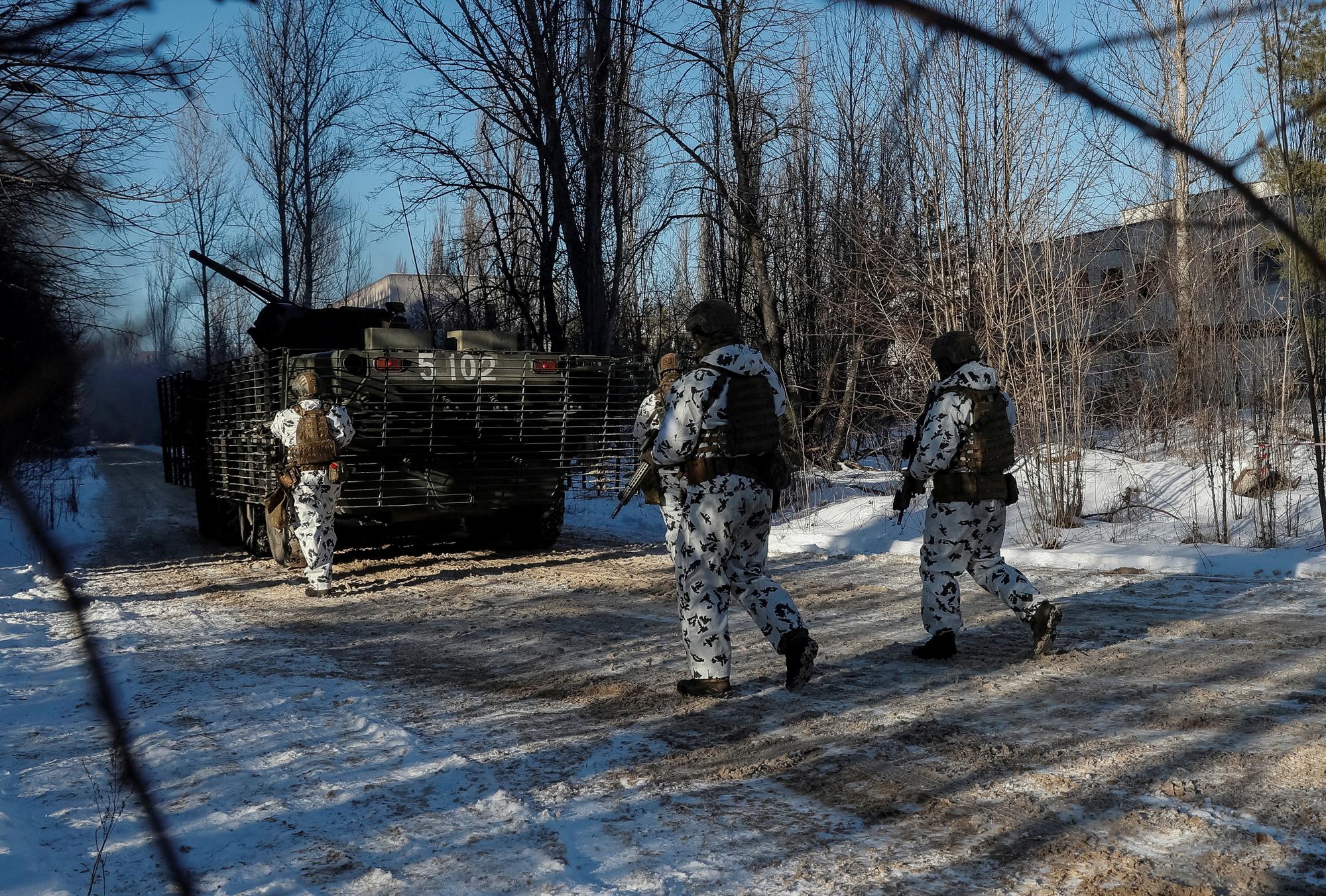 Des soldats ukrainiens lors d'un exercice tactique près du dépôt de déchets nucléaires de Tchernobyl, le 4 février 2022. [reuters - Gleb Garanich]