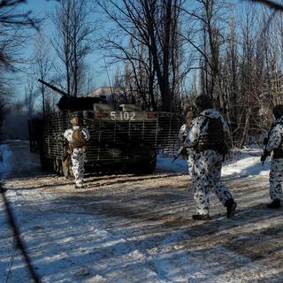 Des soldats ukrainiens lors d'un exercice tactique près du dépôt de déchets nucléaires de Tchernobyl, le 4 février 2022. [reuters - Gleb Garanich]