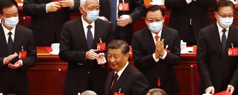 Le président Xi Jinping applaudi lors de la clôture du congrès du PCC à Pékin, 22.10.2022. [EPA/Keystone - Wu Hao]