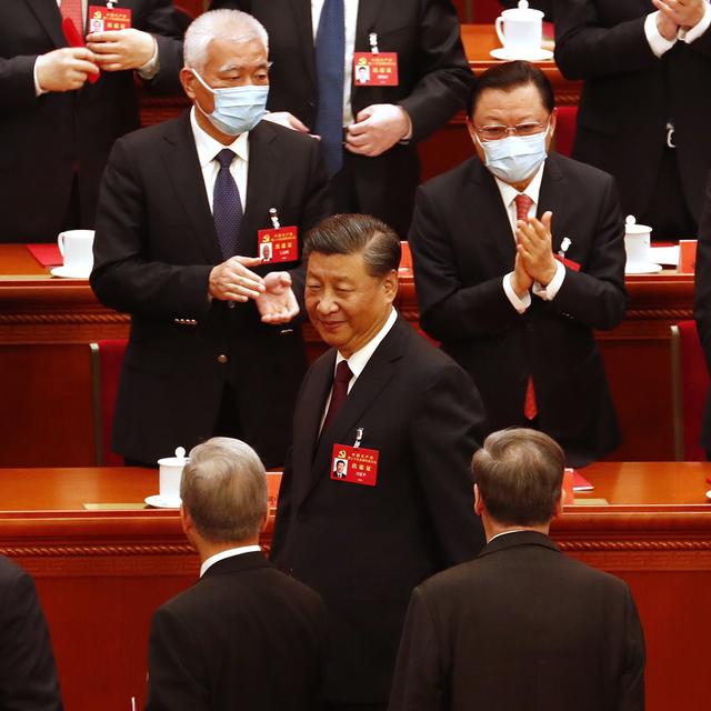 Le président Xi Jinping applaudi lors de la clôture du congrès du PCC à Pékin, 22.10.2022. [EPA/Keystone - Wu Hao]
