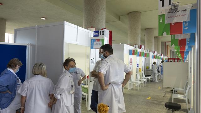 Des soignants dans un centre de vaccination à Genève. [Keystone - Salvatore Di Nolfi]