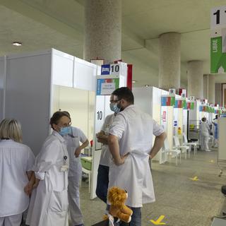 Des soignants dans un centre de vaccination à Genève. [Keystone - Salvatore Di Nolfi]
