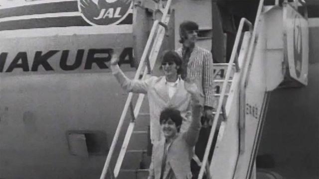 Une image du départ des Beatles après leur tournée au Japon en 1966. [AFP - Freedom of Information Citizen Center / Metropolitan Police Department]