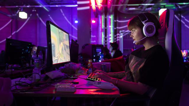 Une joueuse de e-sports sur son ordinateur lors d'un festival de gaming à Berne. [Keystone - Peter Klaunzer]