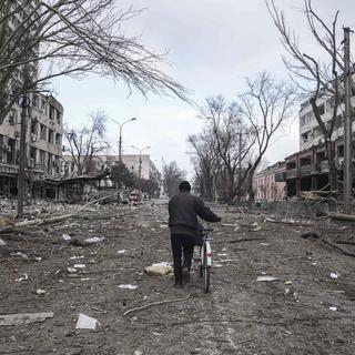 Un homme dans les rues de Marioupol, le 10 mars 2022. [Keystone/AP - Evgeniy Maloletka]