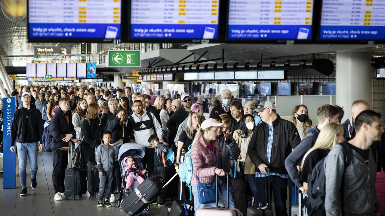 Les voyageurs ont pris d'assaut l'aéroport d'Amsterdam-Schiphol en avril. [Keystone/EPA - Ramon van Flymen]