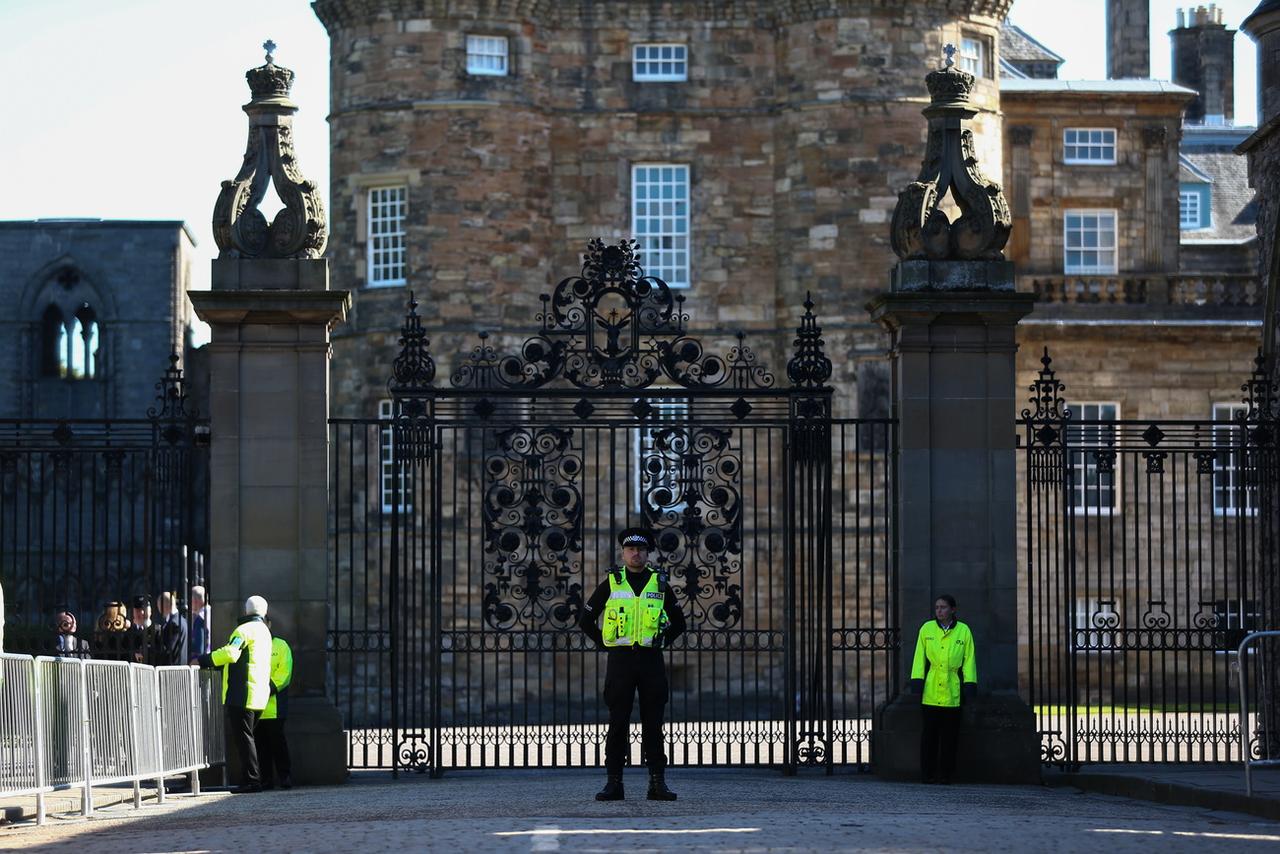 Holyroodhouse, résidence royale officielle en Ecosse, se prépare à accueillir dimanche le cercueil de la reine Elizabeth II. [KEYSTONE - ADAM VAUGHAN]