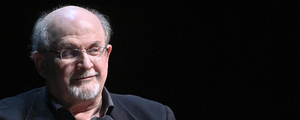 L'écrivain Salman Rushdie lors de la présentation publique d'un de ses livres, à Vienne. [Keystone/APA - Herbet Neubauer]