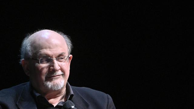 L'écrivain Salman Rushdie lors de la présentation publique d'un de ses livres, à Vienne. [Keystone/APA - Herbet Neubauer]