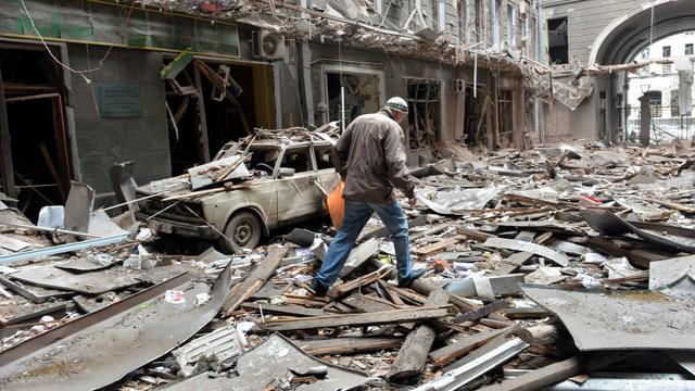 L'Ukraine attendait mardi matin la mise en place de cessez-le-feu locaux dans plusieurs de ses villes, censés permettre l'évacuation de civils via des couloirs humanitaires. [AFP - SERGEY BOBOK]