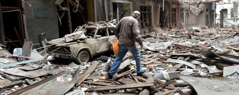 L'Ukraine attendait mardi matin la mise en place de cessez-le-feu locaux dans plusieurs de ses villes, censés permettre l'évacuation de civils via des couloirs humanitaires. [AFP - SERGEY BOBOK]