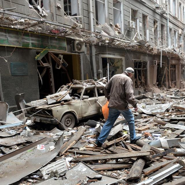 L'Ukraine attendait mardi matin la mise en place de cessez-le-feu locaux dans plusieurs de ses villes, censés permettre l'évacuation de civils via des couloirs humanitaires. [AFP - SERGEY BOBOK]