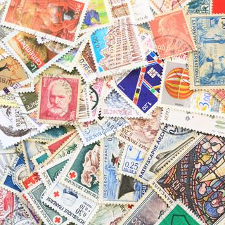 Philatélie: timbres. [AFP - MAISANT Ludovic / hemis.fr]