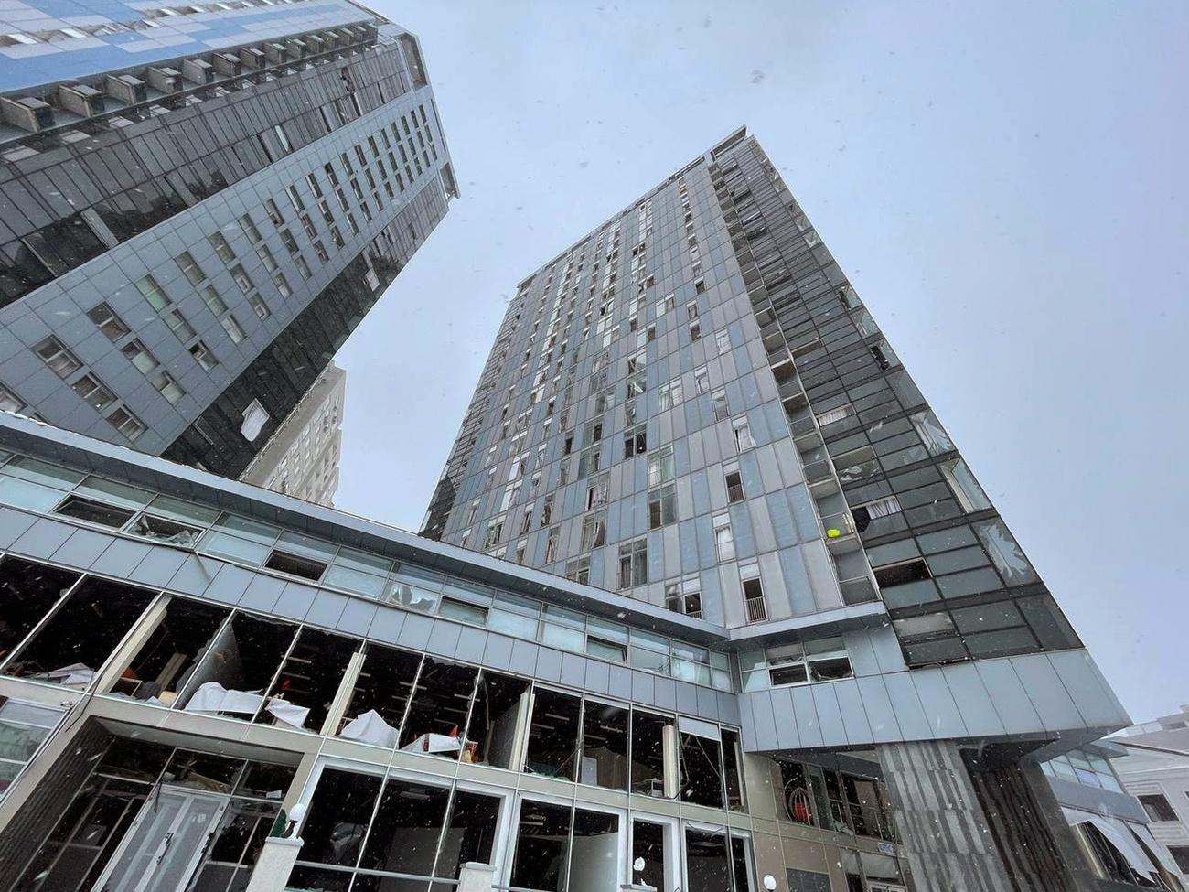 Un immeuble de Kharkiv endommagé par les bombardements russes, le 5 mars 2022. [Keystone - Yurii Kochubei]