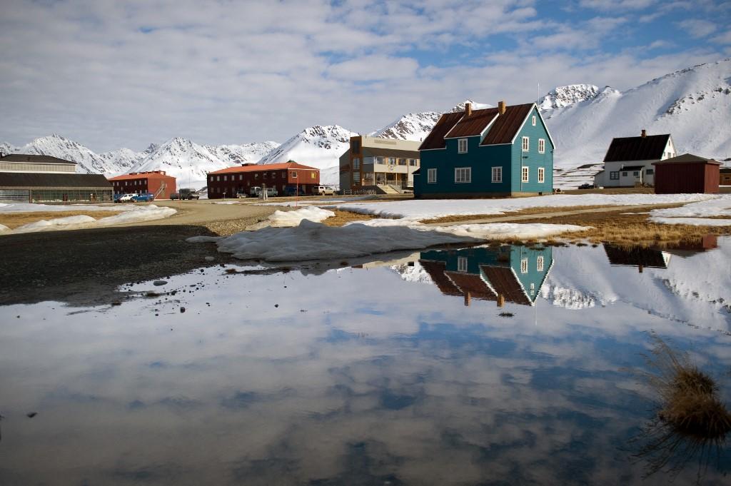 De nombreuses bases scientifiques se sont installées à Ny-Ålesund. [AFP - Martin Bureau]