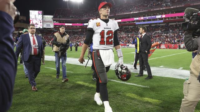 Tom Brady quitte la pelouse après l'élimination de son équipe des Tampa Bay Buccaneers contre les Los Angeles Rams le 23 janvier dernier. [Mark LoMoglio]