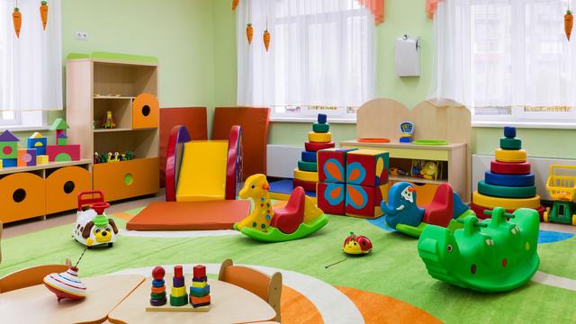 La salle de jeu colorée d'une crèche. [Depositphotos - kot36]