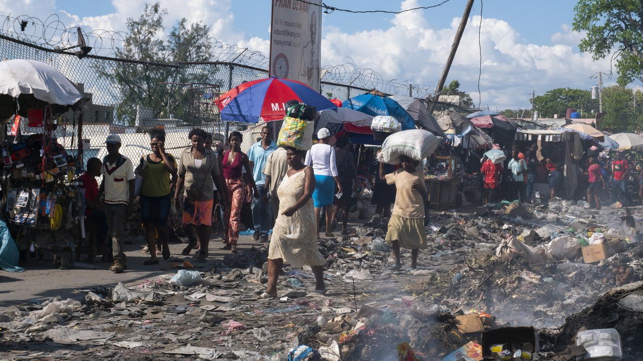 Des personnes à un marché de Port-au-Prince en Haïti, le 8 octobre 2022. [EPA/Keystone - Carvens Adelson]