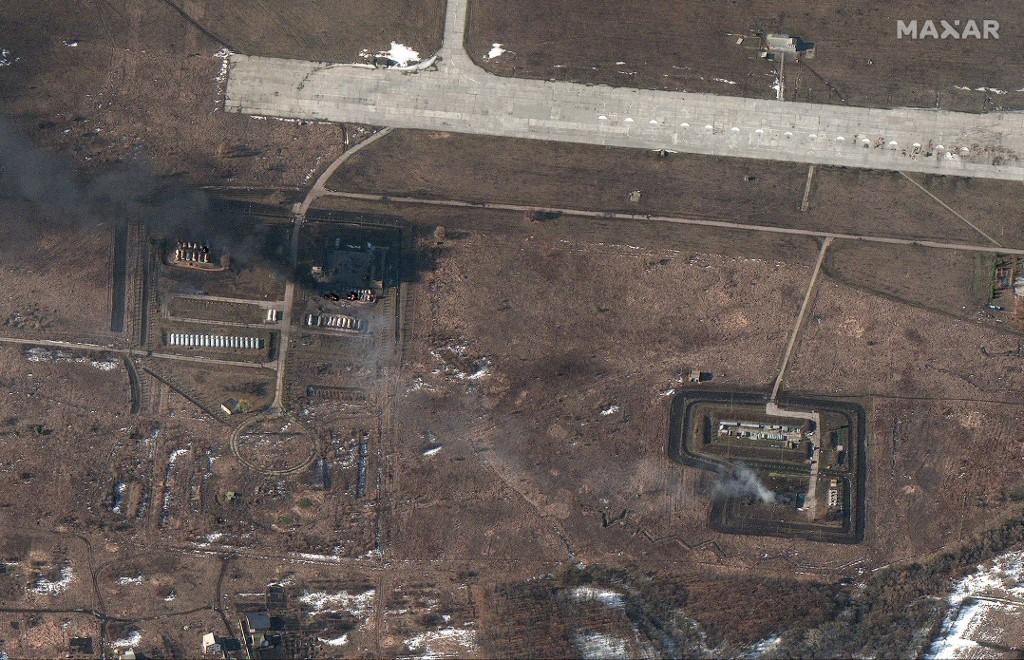Une image satellite d'un aéroport ukrainien visé par des bombardements russes. [AFP - Satellite image ©2022 Maxar Technologies]