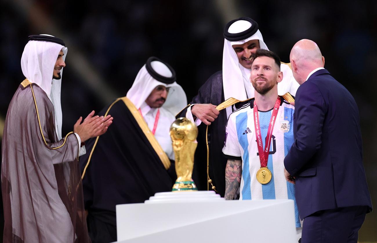 Le prince Jassim bin Hamad bin Khalifa Al Thari avec Lionel Messi lors de la cérémonie de remise des prix de la Coupe du monde 2022. [EPA/KEYSTONE - Friedemann Vogel]