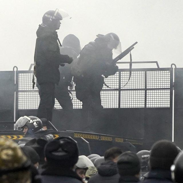 Des policiers anti-émeutes patrouillent dans une rue lors d'une manifestation contre la hausse des prix de l'énergie à Almaty, au Kazakhstan, le 5 janvier 2022. [EPA/STR]