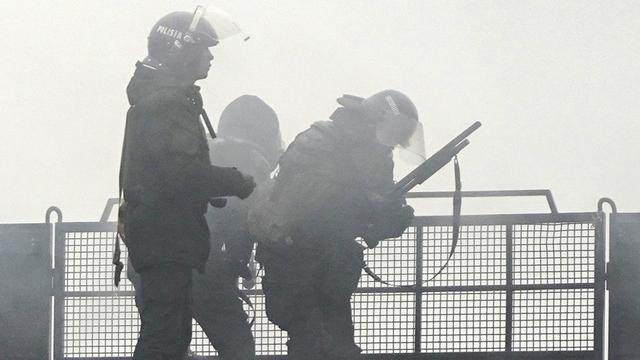 Des policiers anti-émeutes patrouillent dans une rue lors d'une manifestation contre la hausse des prix de l'énergie à Almaty, au Kazakhstan, le 5 janvier 2022. [EPA/STR]