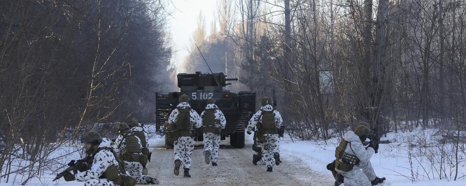 Soldats ukrainiens lors d'un exercice à Tchernobyl. [AP Photo/Keystone - Mykola Tymchenko]