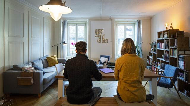 Deux personnes en télétravail chez eux (image prétexte). [Keystone - Peter Schneider]