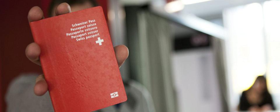 En comparaison internationale, la Suisse présente un faible taux de naturalisation. [Keystone - Anthony Anex]