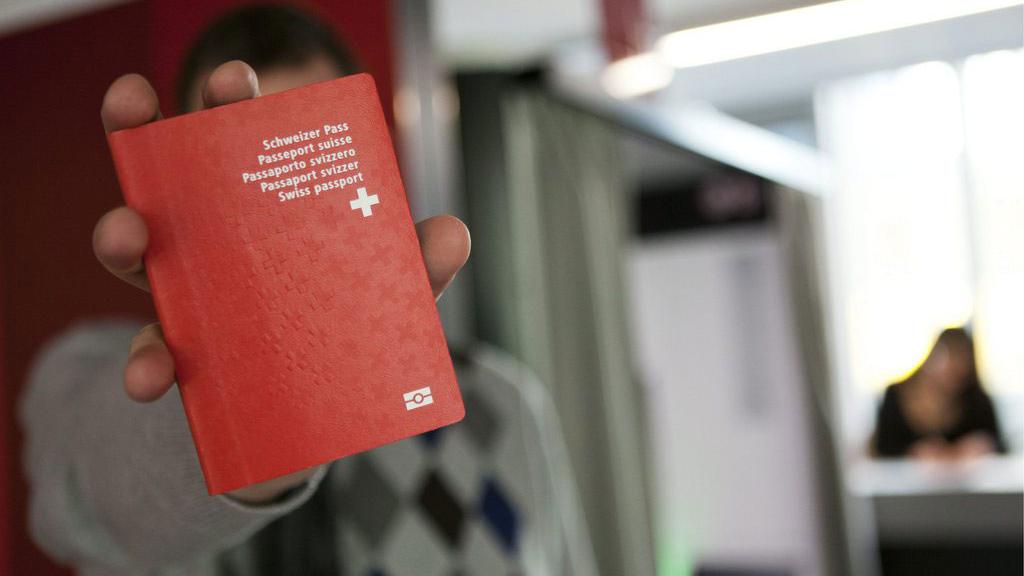 En comparaison internationale, la Suisse présente un faible taux de naturalisation. [Keystone - Anthony Anex]
